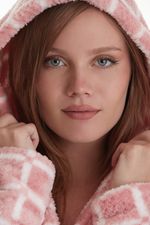 SL21030_rosa_1-selu-bata-invierno-capucha-polar-suave-cuadros