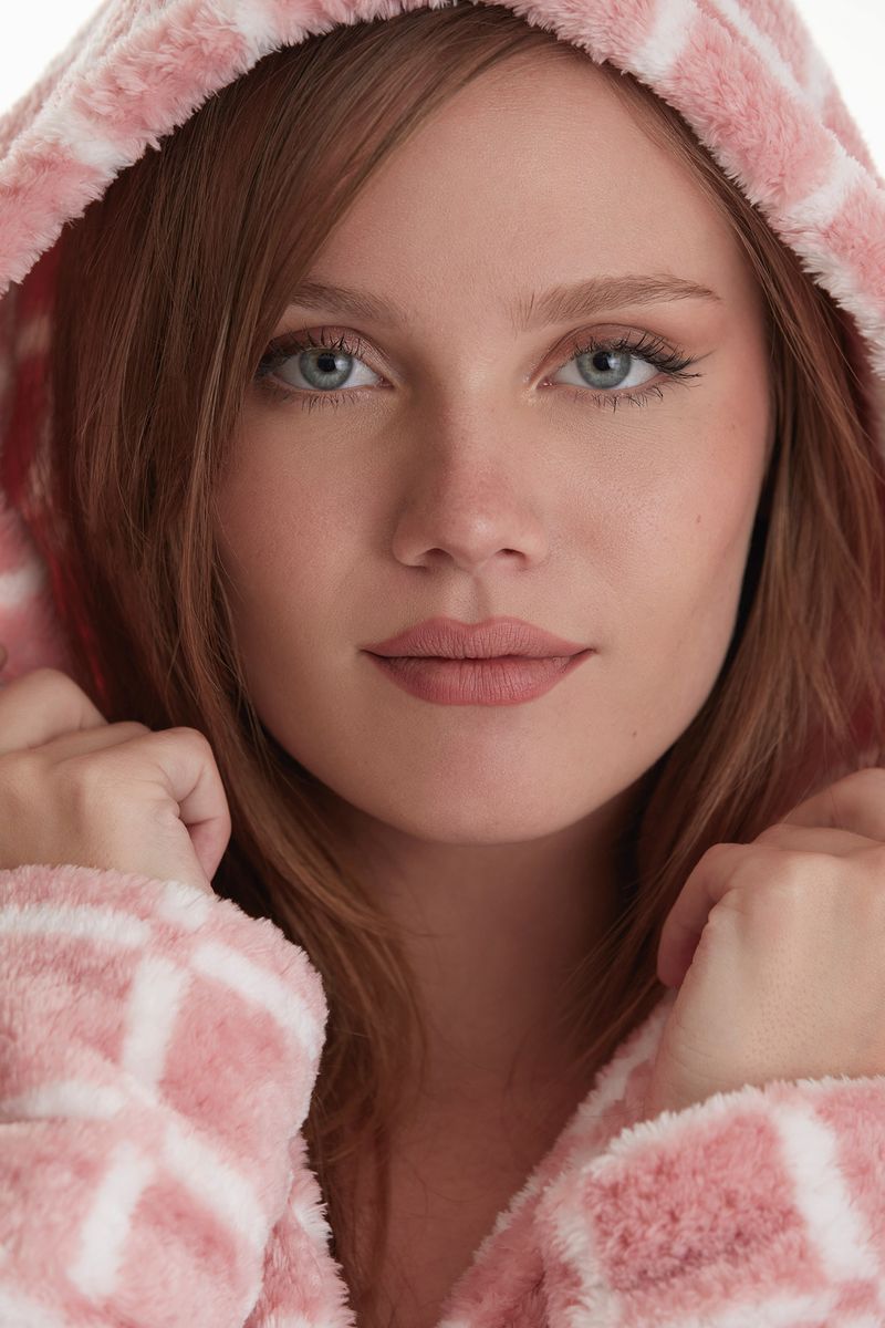 SL21030_rosa_1-selu-bata-invierno-capucha-polar-suave-cuadros