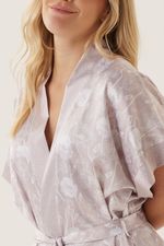 SL16229_nougat_4-selu-bata-agnes-de-raso-estampado-motivo-floral-detalle-estampado-puntos